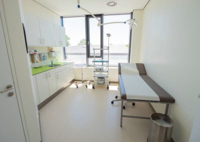 Behandlungsraum der Schwerpunktpraxis Dr. Hammerl in Augsburg